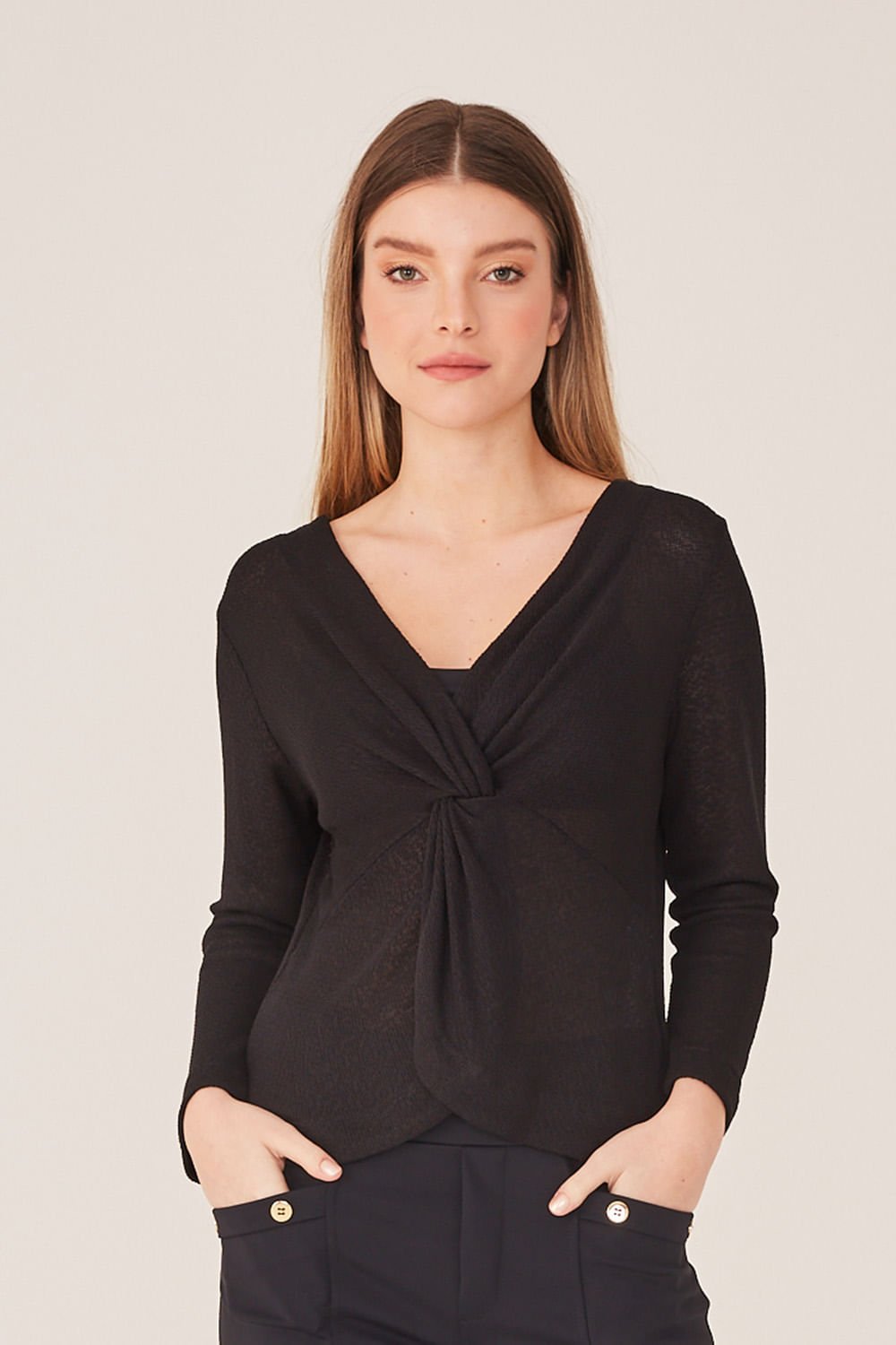 Hidrogênio - BLUSA COM NÓS E TRANSPASSE NA FRENTE PRETO - 19339001 Hidrogênio - BLUSA COM NÓS E TRANSPASSE NA FRENTE PRETO - 19339001