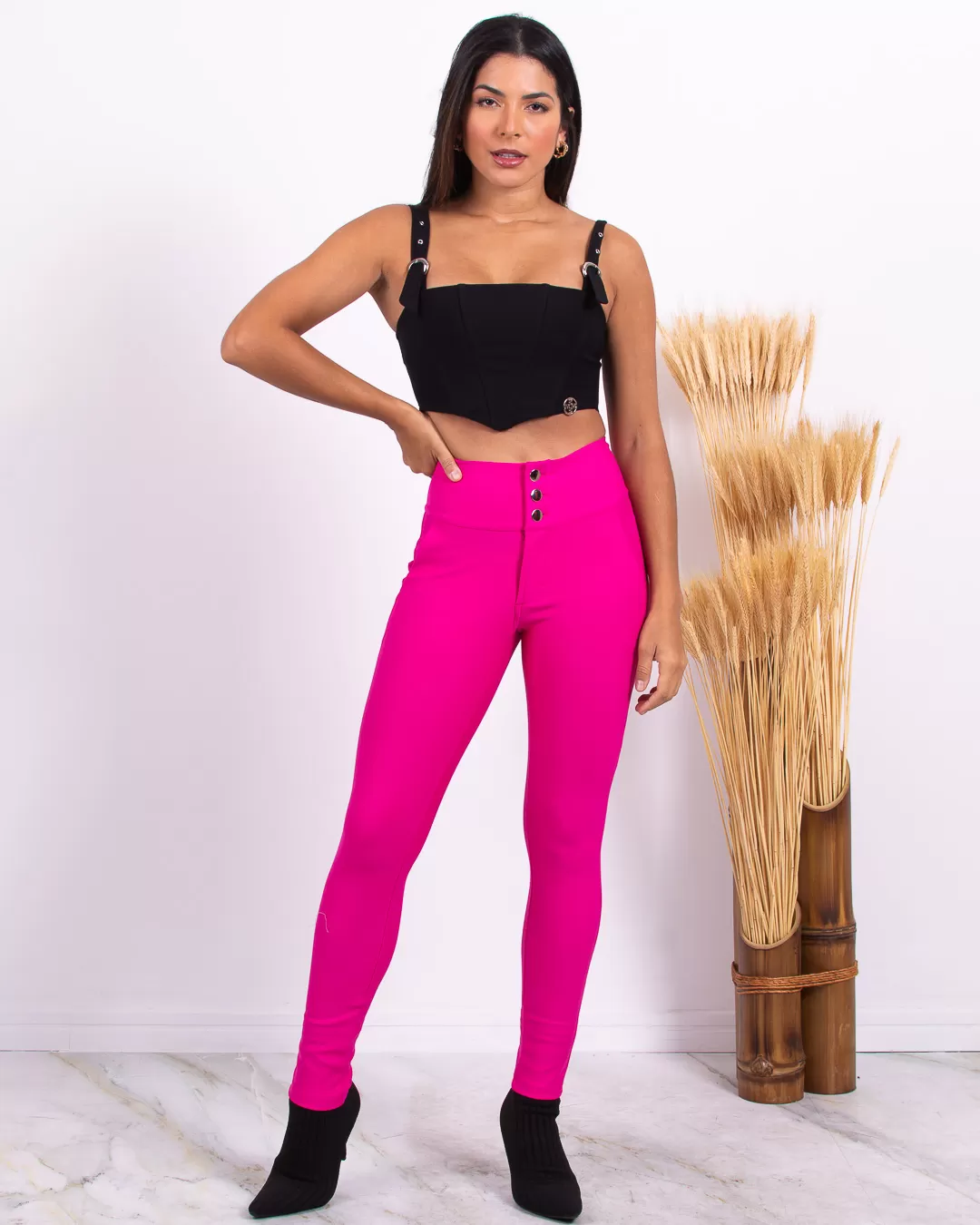 Miss Misses - Cropped Miss Misses with buckle strap detail Black - 18562PRETO Miss Misses - Cropped Miss Misses with buckle strap detail Black - 18562PRETO