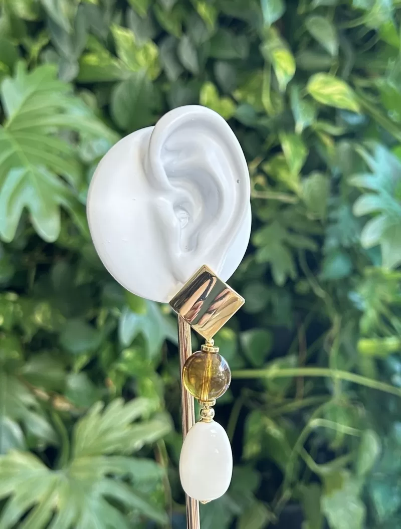 Mikabe - Rhombus and Resin Earring Turtle and White - MK1801 Mikabe - Rhombus and Resin Earring Turtle and White - MK1801