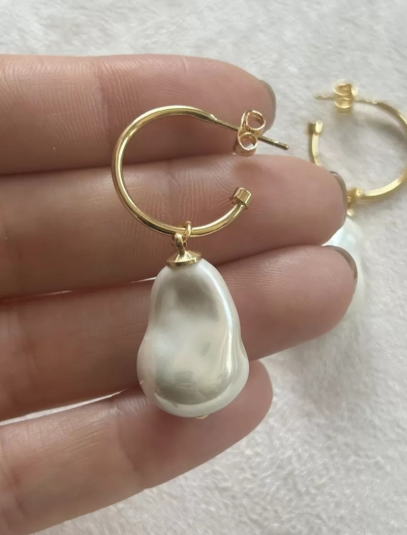 Mikabe - Baroque Shell Pearl and Hoop Earring - MK1983