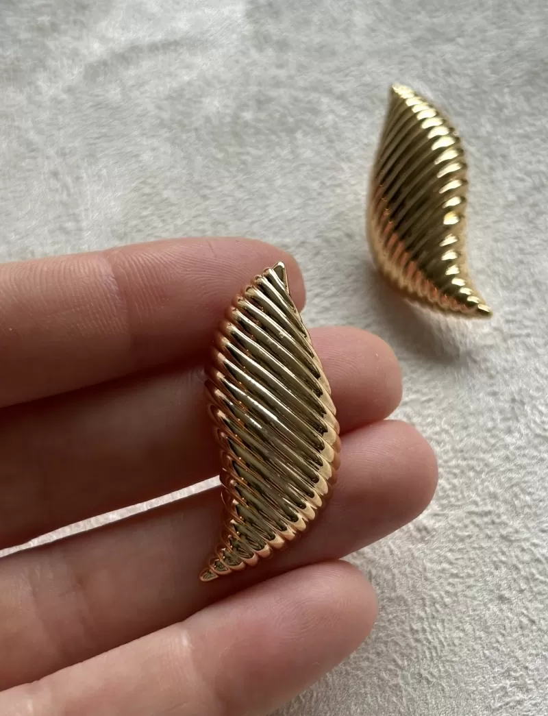 Mikabe - Gold Ribbed Earring - MK1996