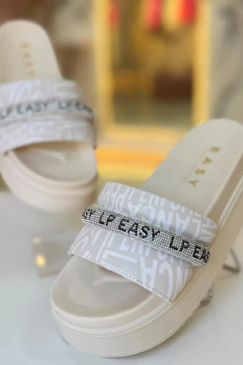 LANÇA PERFUME - SLIDE WITH LOGOMANIA LAUNCHES EASY PERFUME - 0105 LANÇA PERFUME - SLIDE WITH LOGOMANIA LAUNCHES EASY PERFUME - 0105
