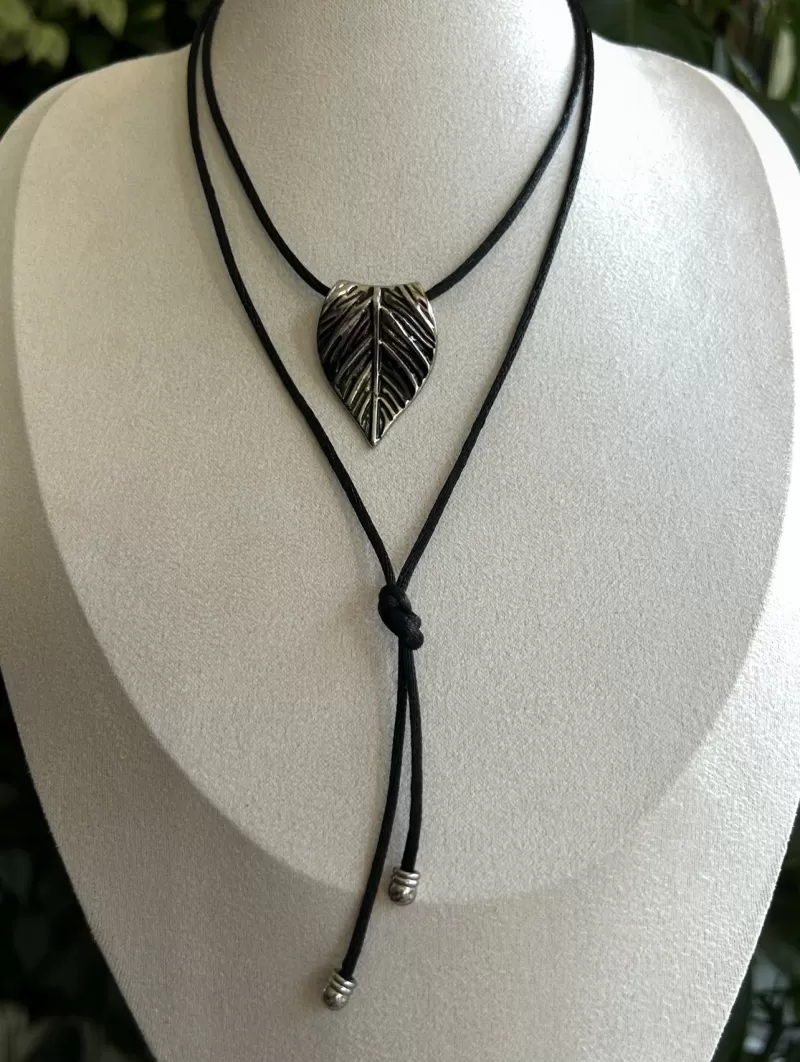 Mikabe - Colar Boho Cordão Cetim Preto Folha - MK2073
