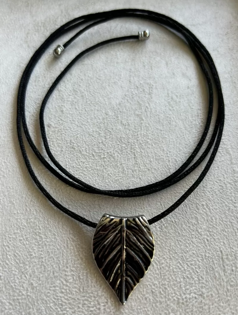 Mikabe - Colar Boho Cordão Cetim Preto Folha - MK2073