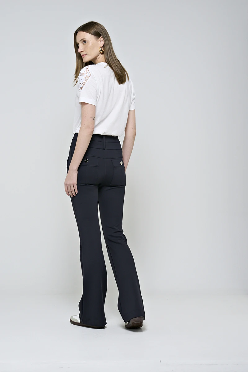 Hidrogênio - CALÇA FLARE COM BOLSOS E PREGAS ROSANA PRETO - 19481001