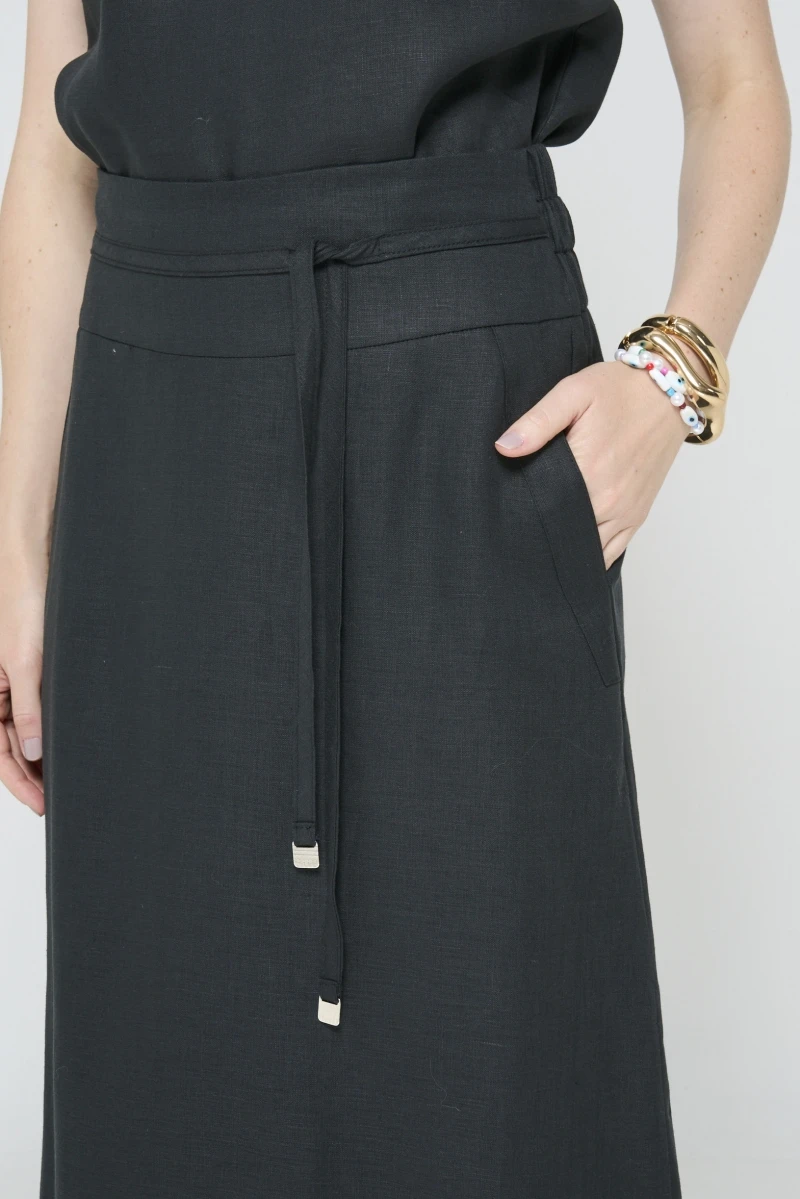 Hidrogênio - Long skirt with slit and black cord. - 20559001
