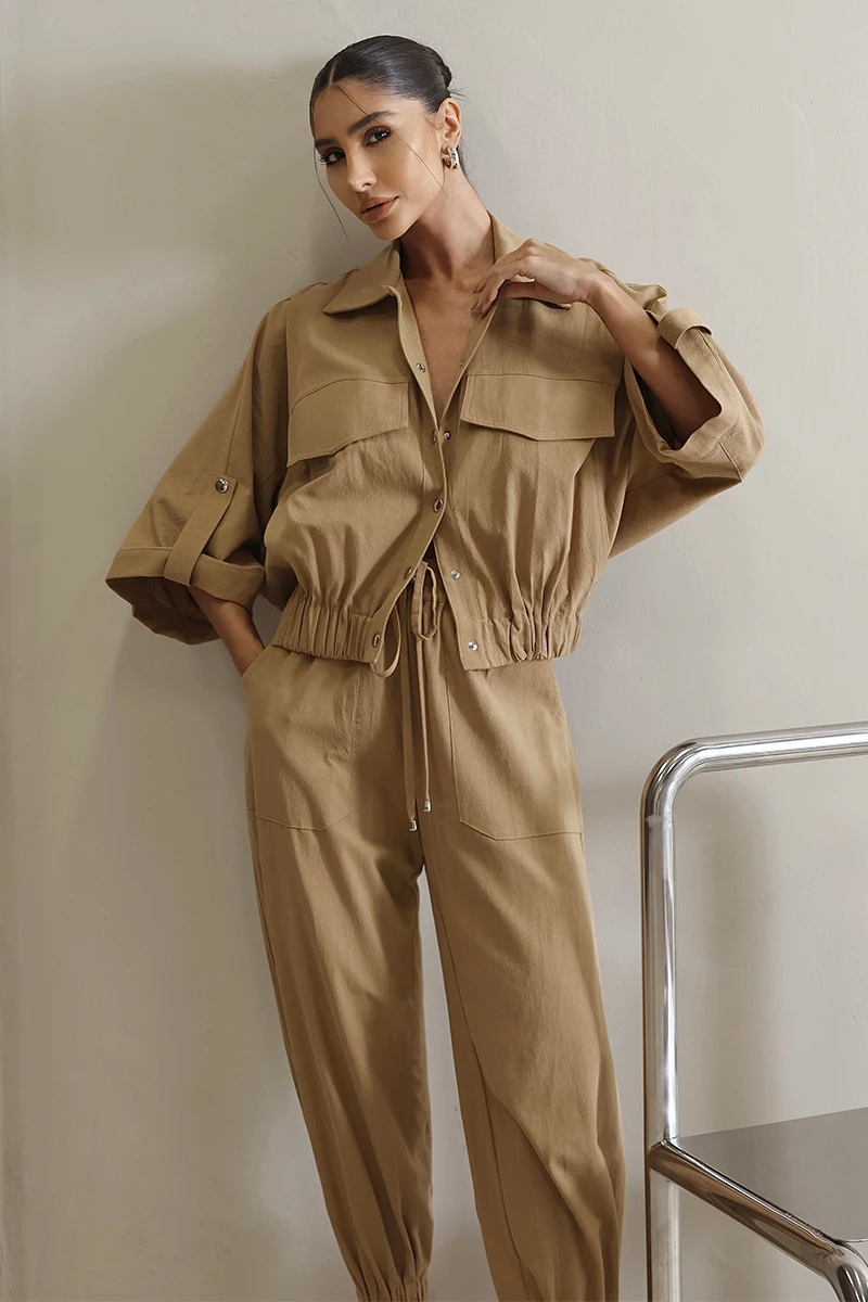 Dot Clothing - Conjunto Dot Clothing Liz Blusa e Calça Jogger Bege - 2822BEGE Dot Clothing - Conjunto Dot Clothing Liz Blusa e Calça Jogger Bege - 2822BEGE