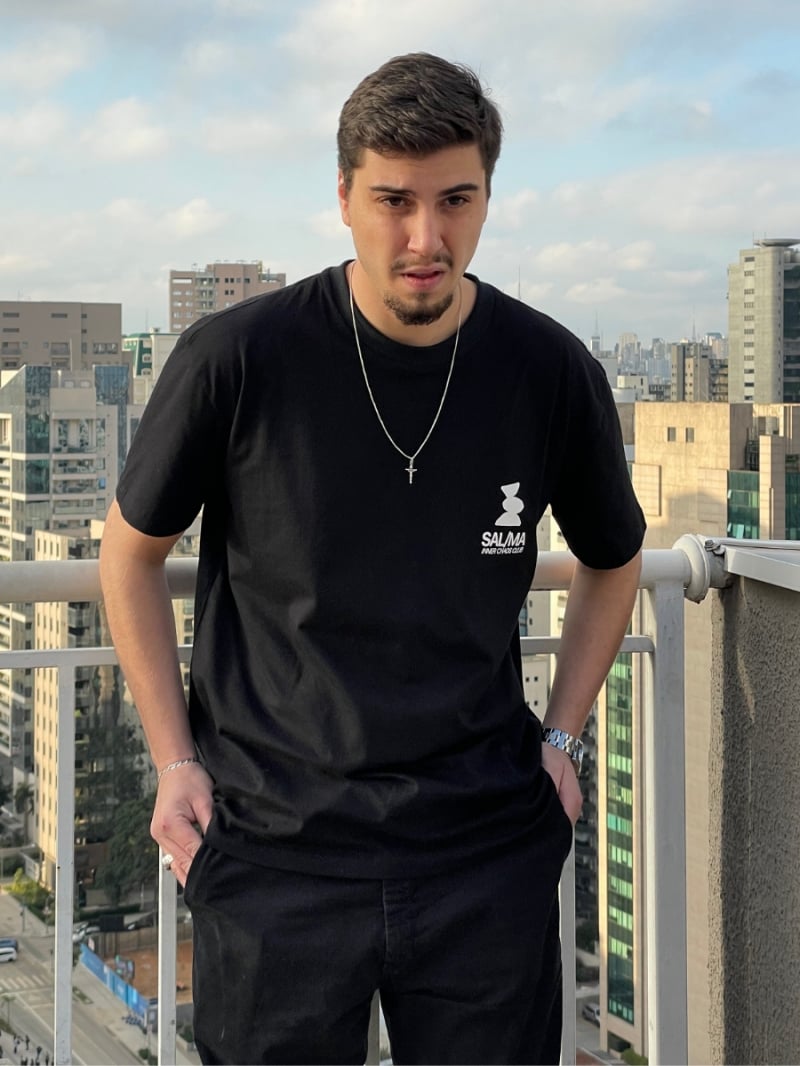 Salma - TShirt Classic Fit Namastay Black - SALTSHIRT7BRA Salma - TShirt Classic Fit Namastay Black - SALTSHIRT7BRA