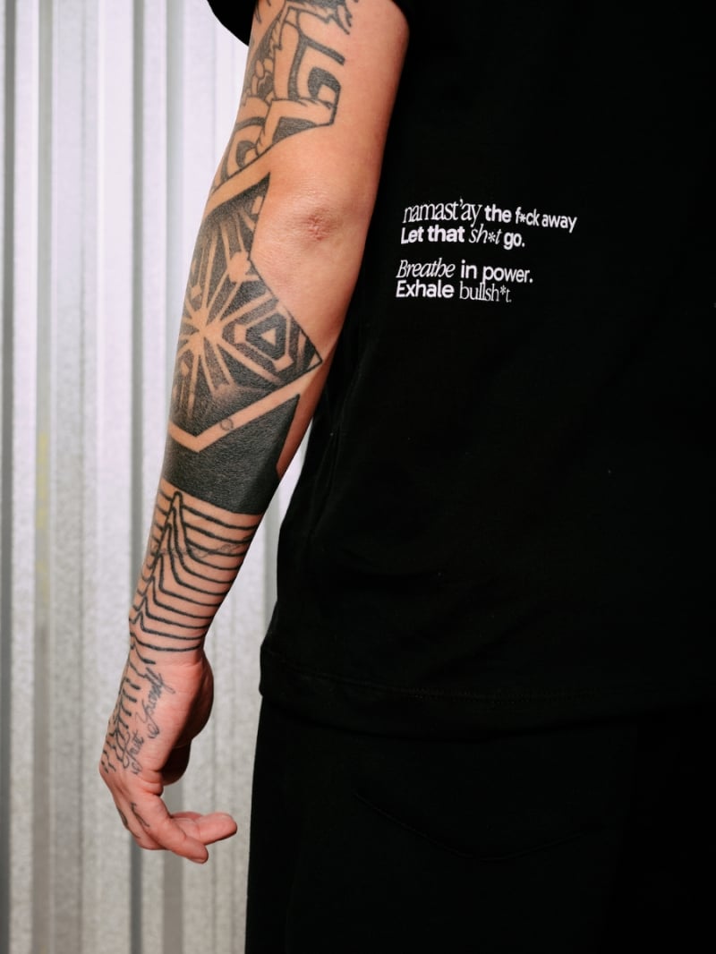 Salma - TShirt Classic Fit Namastay Black - SALTSHIRT7BRA Salma - TShirt Classic Fit Namastay Black - SALTSHIRT7BRA