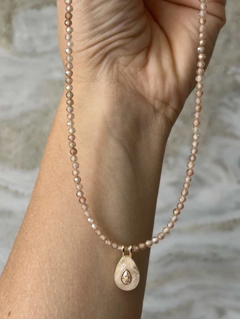 Mikabe - Colar Zircônia Nude Pingente Opalina - MK2104 Mikabe - Colar Zircônia Nude Pingente Opalina - MK2104