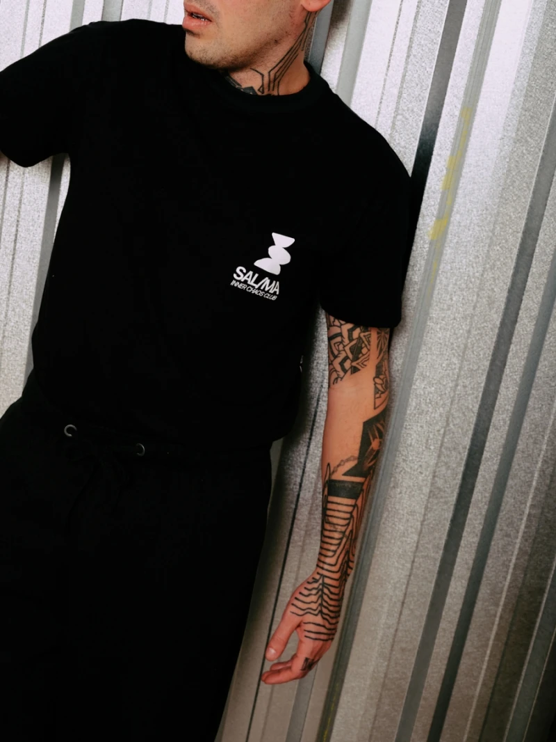 Salma - TShirt Classic Fit Namastay Black - SALTSHIRT7PRE Salma - TShirt Classic Fit Namastay Black - SALTSHIRT7PRE