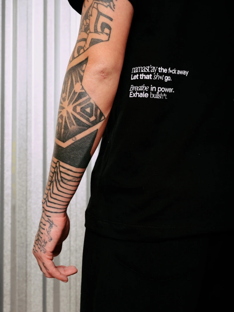 Salma - TShirt Classic Fit Namastay Black - SALTSHIRT7PRE Salma - TShirt Classic Fit Namastay Black - SALTSHIRT7PRE