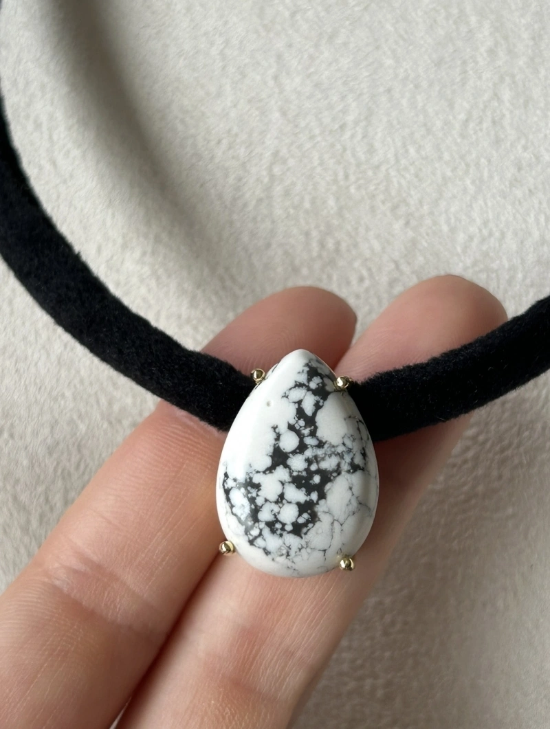 Mikabe - Colar Veludo Preto Pedra Howlita Branca - MK2119