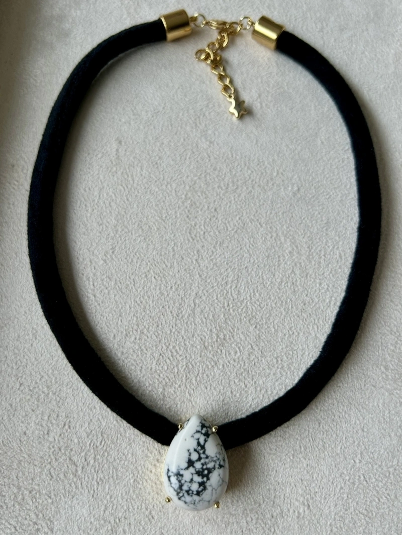 Mikabe - Colar Veludo Preto Pedra Howlita Branca - MK2119