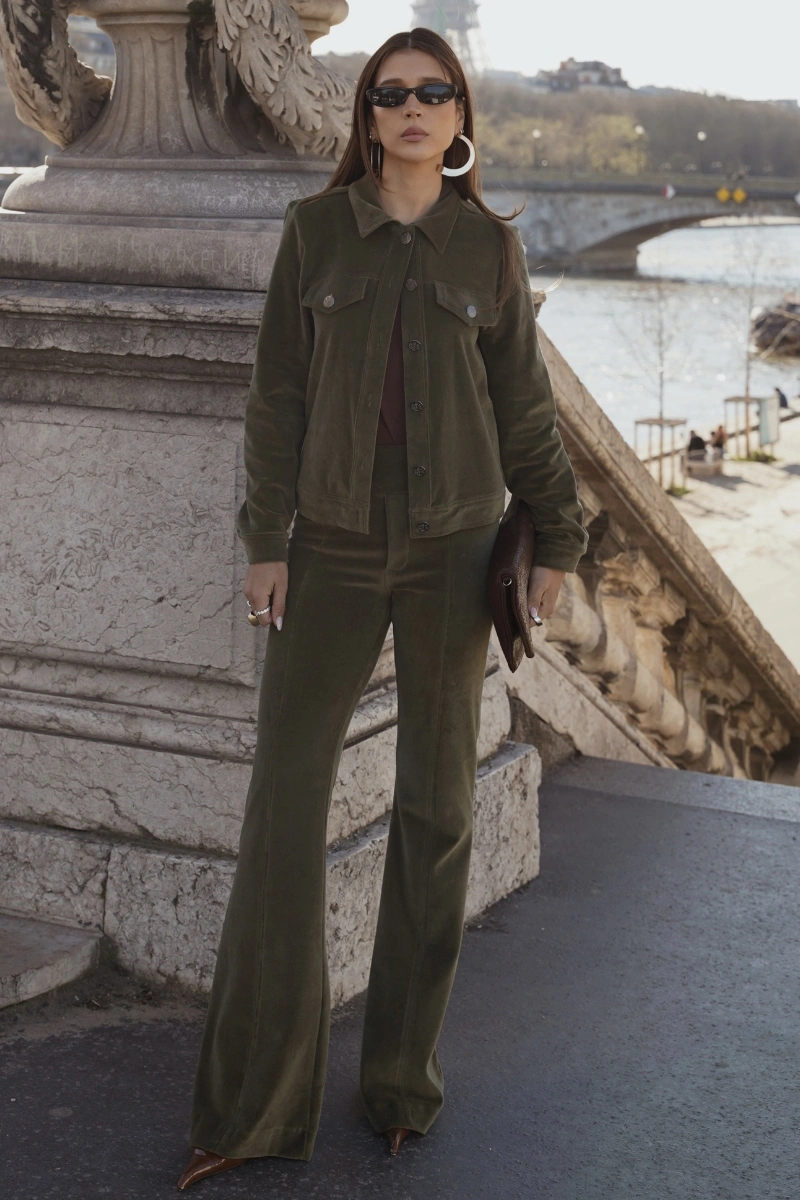 Hidrogênio - CALÇA FLARE C/ BOTÕES E BOLSOS CORALINE MILITAR - 19439005