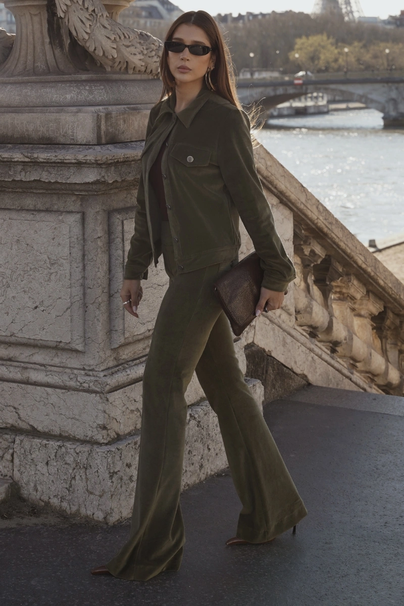 Hidrogênio - CALÇA FLARE C/ BOTÕES E BOLSOS CORALINE MILITAR - 19439005