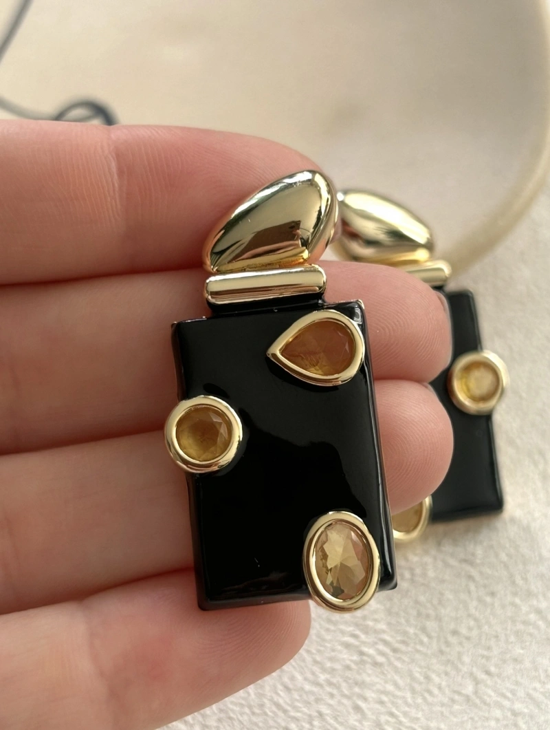 Mikabe - Brinco Geométrico Esmaltado Preto Cristais Amarelos - MK2123